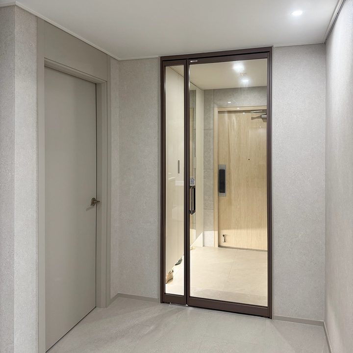부산시 사상구 신주례LG1차 아파트 60평, 브라운 컬러 프레임의 중문과 밝은 우드 컬러 현관문으로 내추럴하게 완성한 현관