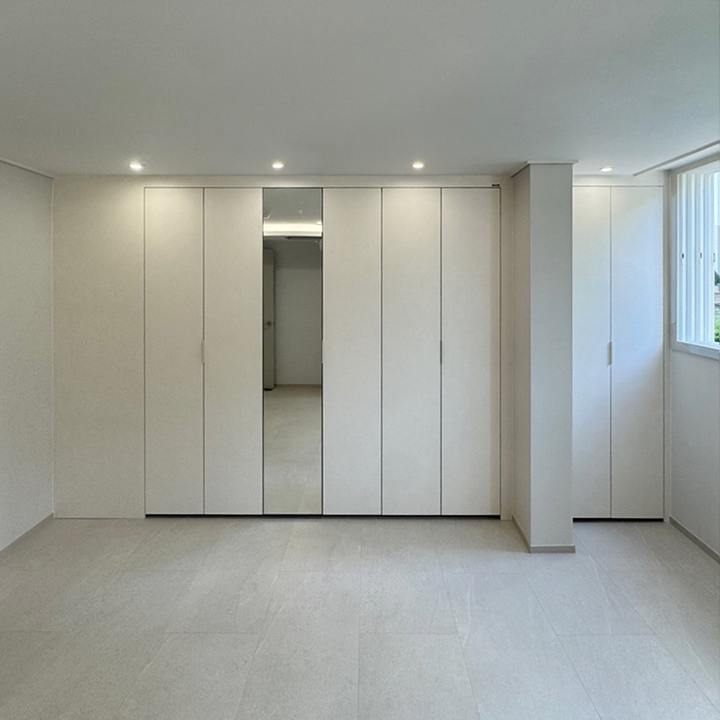 부산시 사상구 신주례LG1차 아파트 60평, 솔티 애쉬 컬러의 바닥재와 LX Z:IN 빌트인 시스템 붙박이장을 적용해 깔끔하게 연출한 침실1