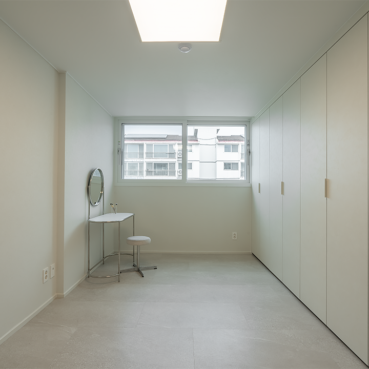 고양시 중산동 중산9단지두산,한성 아파트 48평, 밝은 톤의 벽지와 솔티 크림 컬러의 바닥재를 매치하고 붙박이장을 시공해 아늑하면서도 깔끔하게 완성한 침실2