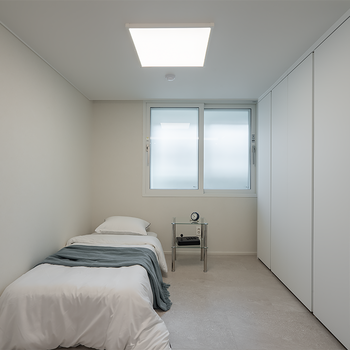고양시 중산동 중산9단지두산,한성 아파트 48평, 밝은 톤의 벽지와 솔티 크림 컬러의 바닥재를 매치하고 붙박이장을 시공해 아늑하면서도 깔끔하게 완성한 침실3