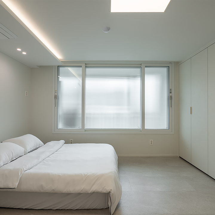 고양시 중산동 중산9단지두산,한성 아파트 48평, 밝은 톤의 벽지와 솔티 크림 컬러의 바닥재를 매치하고 붙박이장을 시공해 아늑하면서도 깔끔하게 완성한 안방