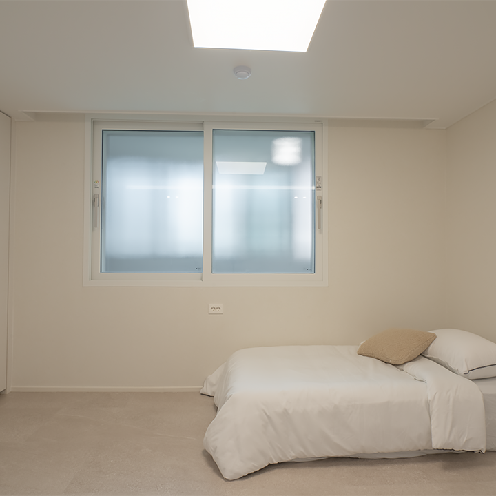 고양시 중산동 중산9단지두산,한성 아파트 48평, 밝은 톤의 벽지와 솔티 크림 컬러의 바닥재를 매치한 침실1