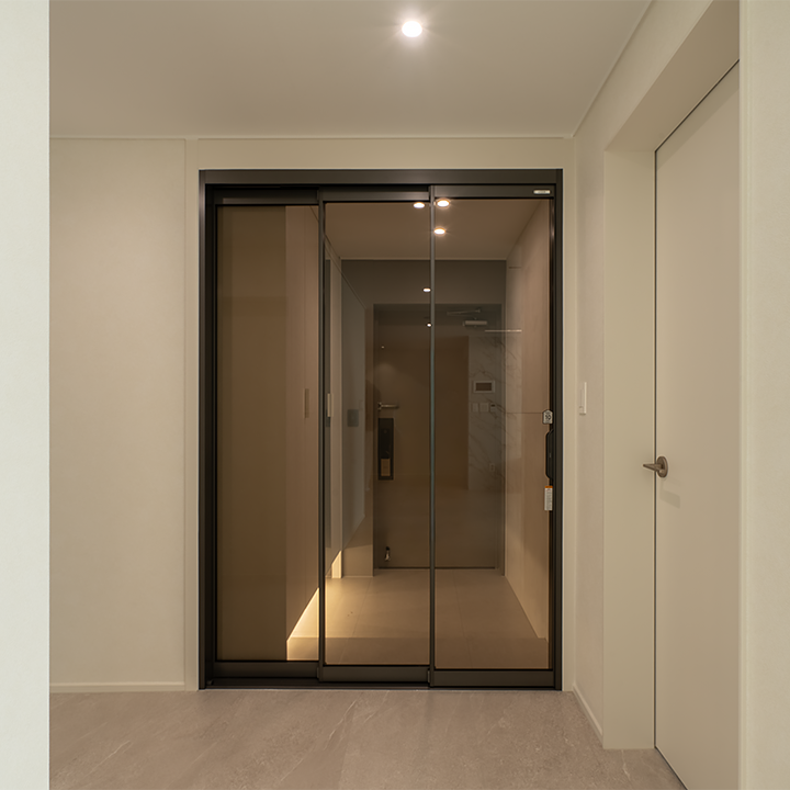 고양시 중산동 중산9단지두산,한성 아파트 48평, 현관 벽체에 LX Z:IN 벽장재 에디톤 월을 적용해 관리 편의성을 높이고 고급스러운 분위기를 더한 현관