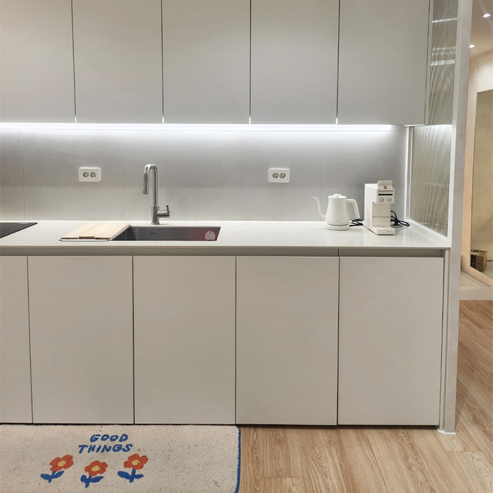 주방 타일과 잘 어울리는 회색톤의 하이막스 오로라 비스크