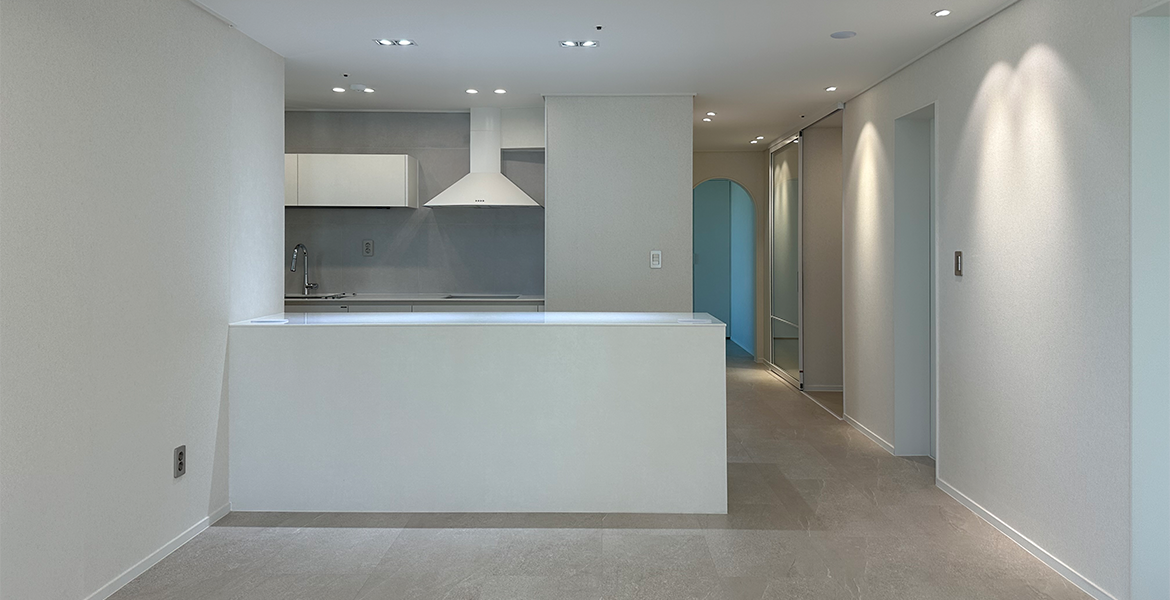 웜화이트 톤의 LX Z:IN 벽지 디아망과 조명 연출로 고급스럽고 따뜻한 무드 구현