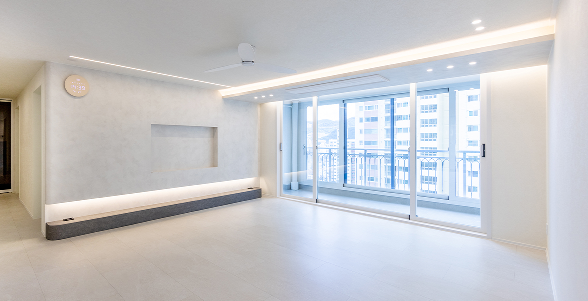 회벽 질감의 벽지와 솔티 화이트 컬러의 바닥재를 매치해 모던한 분위기 연출