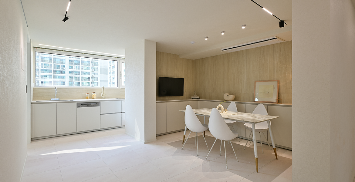 발코니 확장부로 메인 주방을 옮기고, 독립적으로 공간이 분리된 가족실 완성