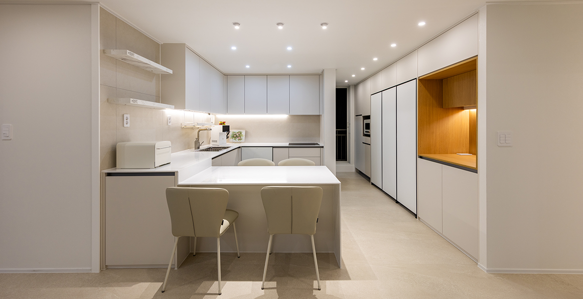 아일랜드에 단차를 주고 레그룸을 확보해 편안한 식사 공간 완성