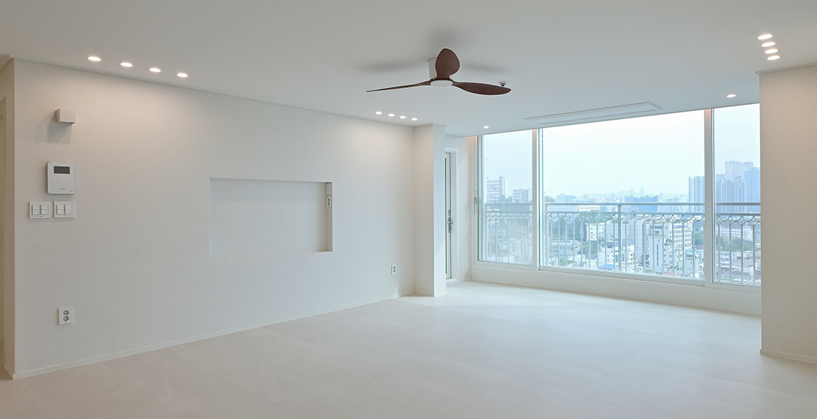 샌드 아이보리 톤의 벽지와 솔티 애쉬 컬러의 LX Z:IN 바닥재 에디톤 스톤 매치