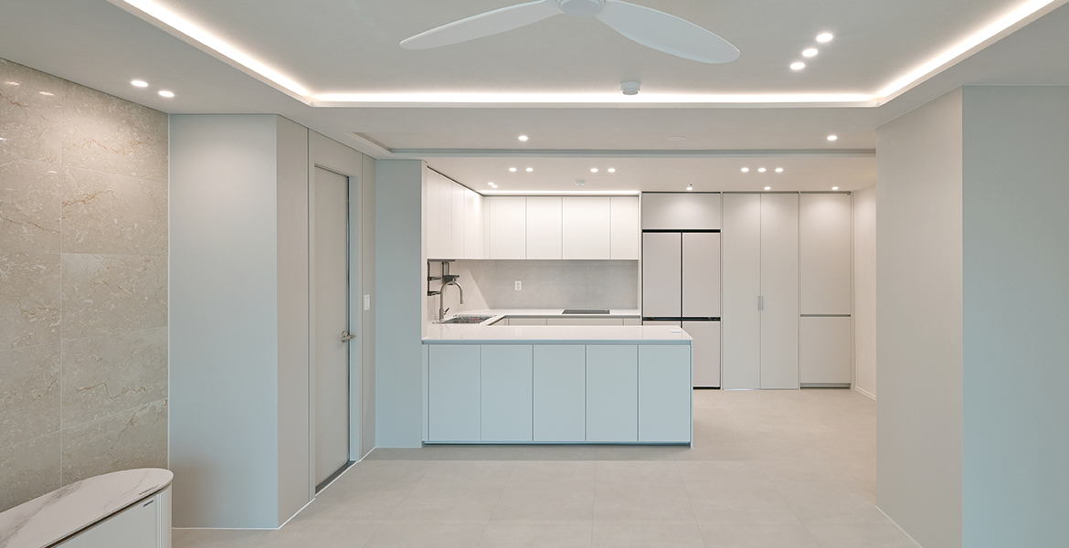 더스트 그레이 컬러의 LX Z:IN 실크벽지 베스트(베스띠)로 차분한 무드 완성