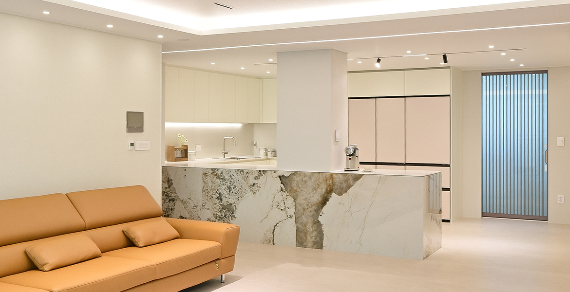 자연스러운 스톤 질감의 LX Z:IN 바닥재 에디톤 스톤을 적용해 고급스러운 무드 연출