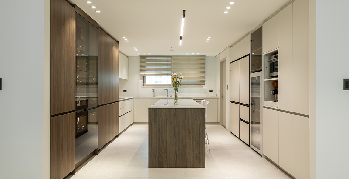 솔티 애쉬 컬러의 LX Z:IN 바닥재 에디톤 스톤을 시공해 모던한 무드 연출