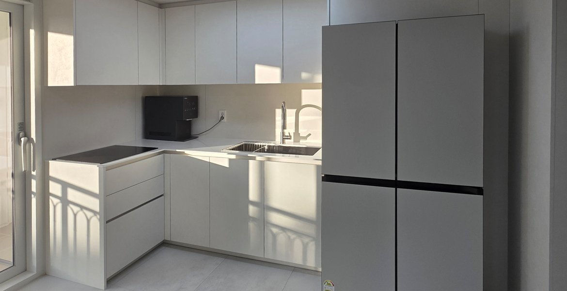 발코니를 유지하되 밝은 톤의 마감재로 통일해 정돈된 공간 완성