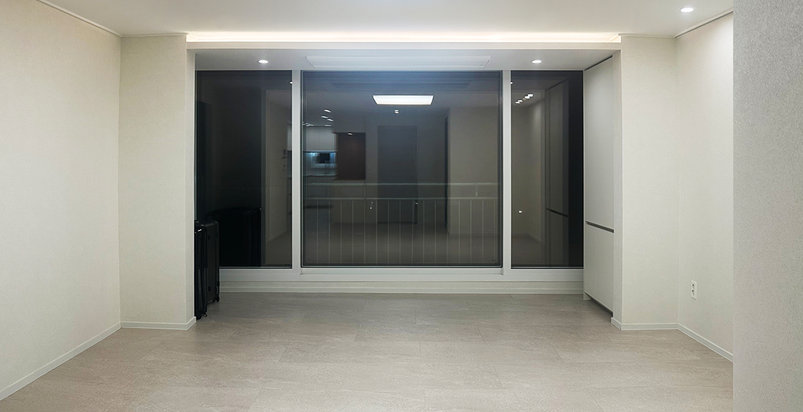 솔티 크림 컬러의 LX Z:IN 바닥재 에디톤 스톤을 적용해 모던한 분위기 연출