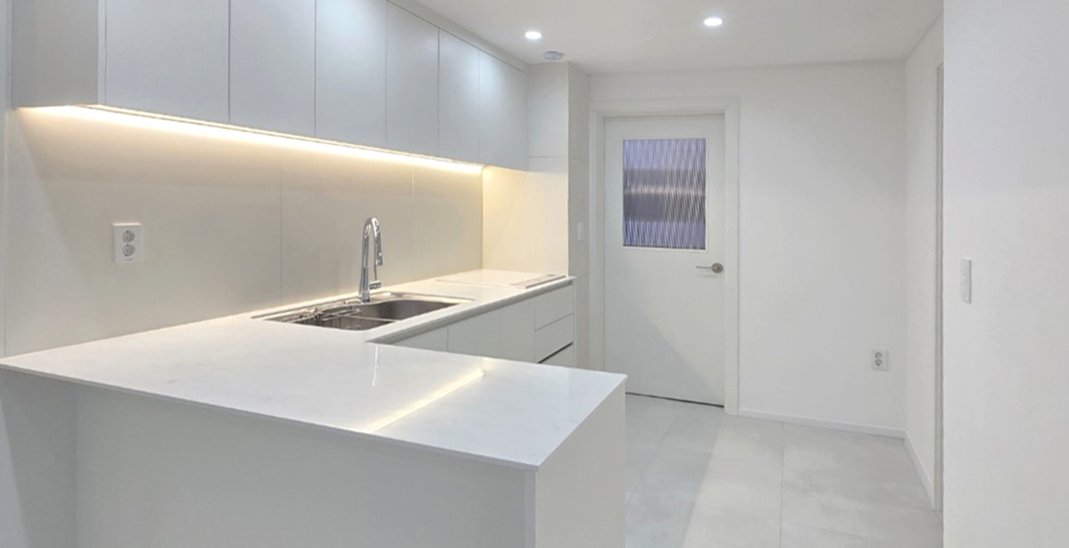 회벽 질감이 돋보이는 LX Z:IN 벽지 디아망을 적용해 모던한 분위기 완성