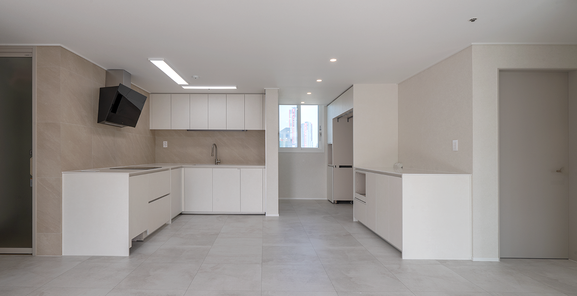 주방 발코니 확장부에 냉장고장과 아일랜드를 추가해 보조주방 조성 