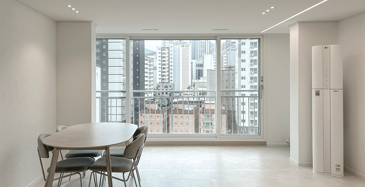 솔티 크림 컬러의 LX Z:IN 바닥재 에디톤 스톤을 적용해 모던한 분위기 완성