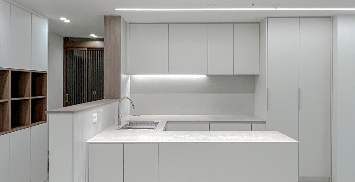 회벽 질감이 돋보이는 LX Z:IN 벽지 디아망을 시공해 고급스러운 무드 연출