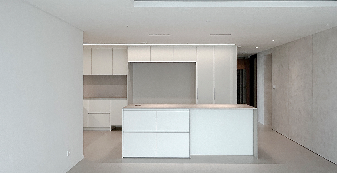 감각적인 회벽 질감의 LX Z:IN 벽지 디아망을 시공해 고급스러운 분위기 완성