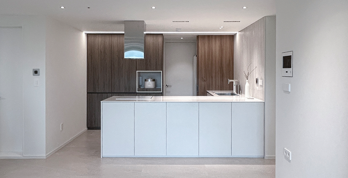 키큰장에 네이처 월넛 컬러의 도어를 적용해 고급스러운 무드 연출