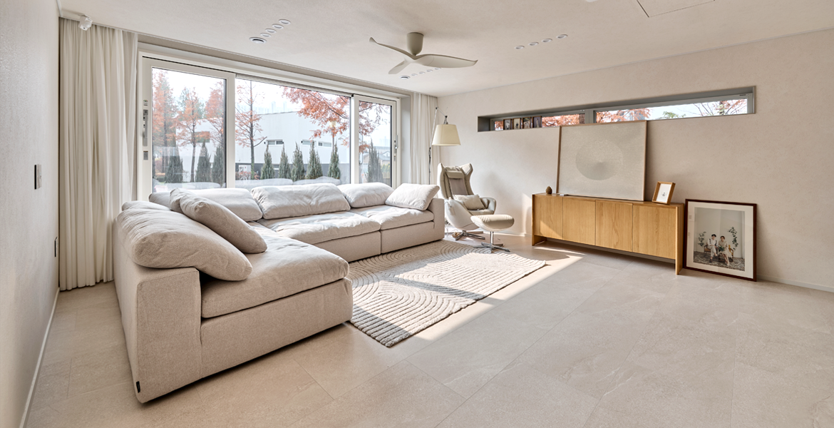 자연스러운 회벽 질감이 돋보이는 LX Z:IN 벽지 디아망으로 고급스러운 무드 완성