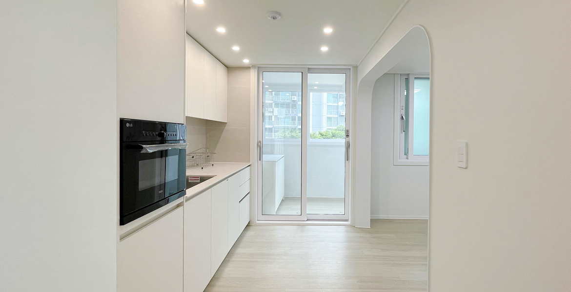 다이닝룸에 아치형 게이트를 시공하고 우드 패턴 바닥재를 적용해 아늑한 무드 연출