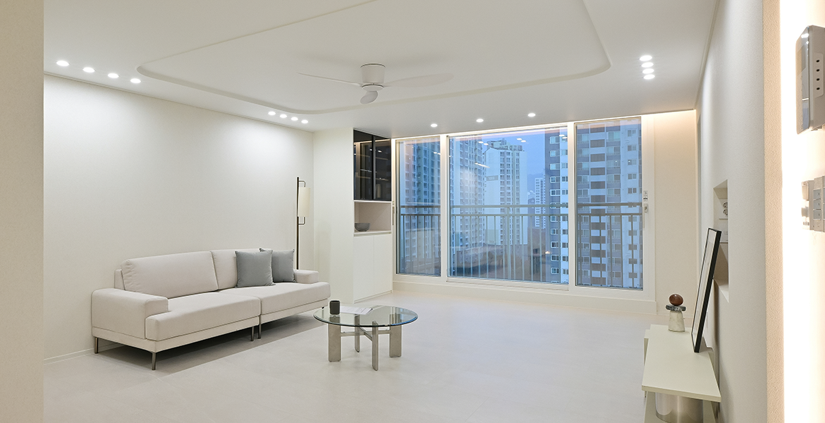 슬림한 디자인의 LX Z:IN 창호 뷰프레임을 시공해 탁 트인 개방감 확보