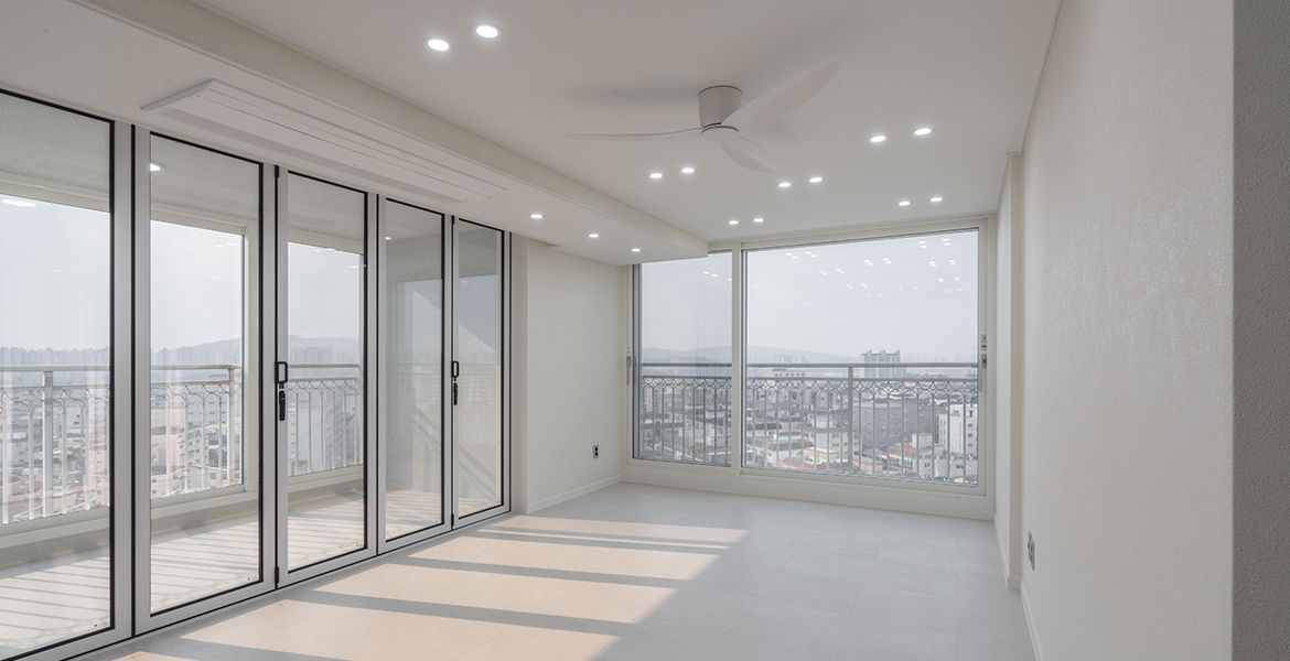 거실 발코니 창을 LX Z:IN 시스템창호 폴딩도어로 교체 시공