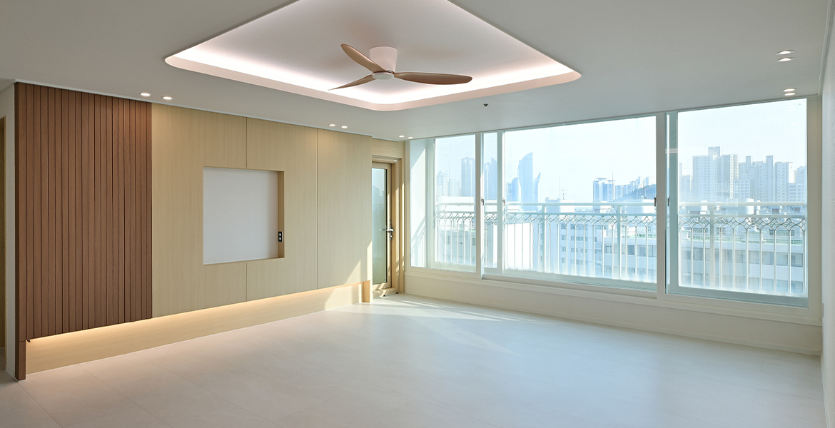 아트월에 우드 톤의 LX Z:IN 인테리어필름을 믹스매치해 아늑한 분위기 연출