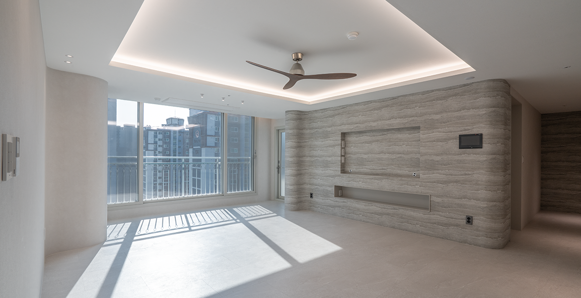 벽면 모서리를 라운드로 마감해 고급스러운 호텔 무드 완성