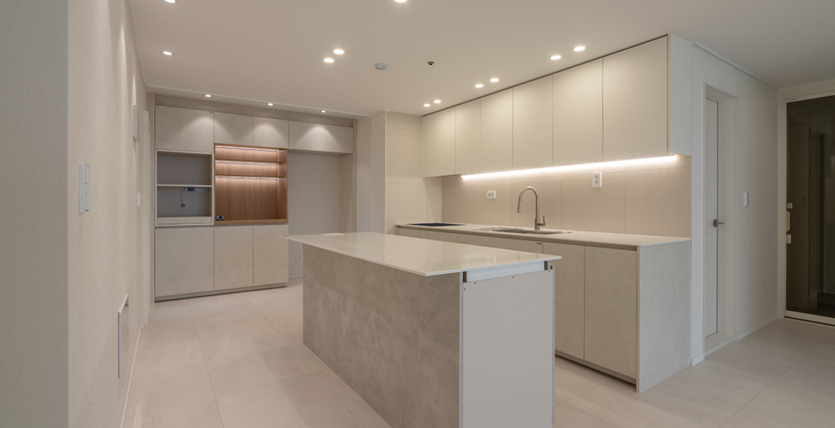 회벽 질감의 LX Z:IN 벽지 디아망과 우드 톤 홈바장으로 내추럴한 포인트 완성