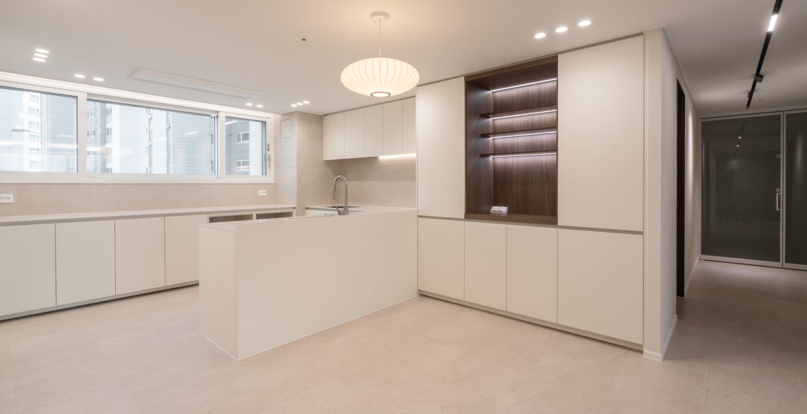 솔티 크림 컬러의 LX Z:IN 바닥재 에디톤 스톤을 적용해 모던한 무드 구현