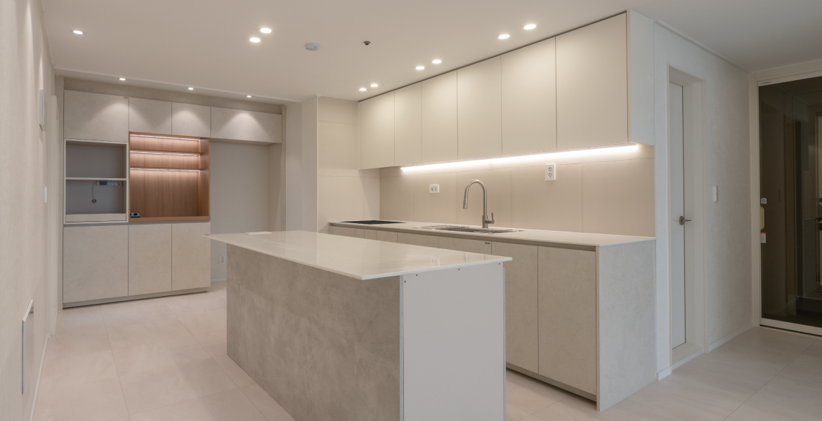 회벽 질감의 LX Z:IN 벽지 디아망과 우드 톤 홈바장으로 내추럴한 포인트 완성