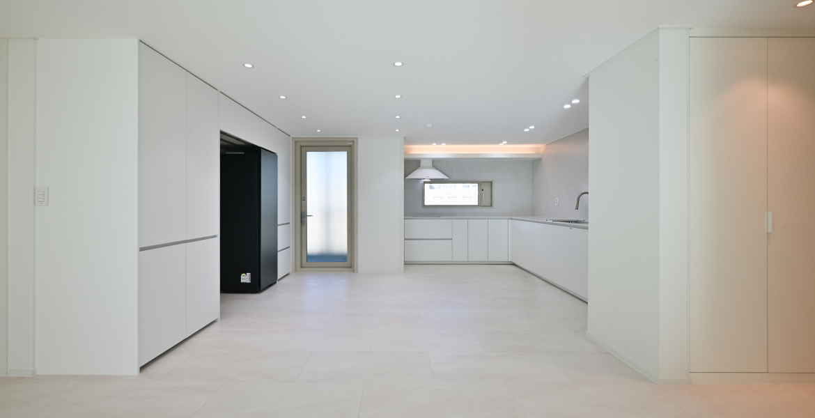 화이트 톤의 하부장과 LX Z:IN 인조대리석 하이막스 오로라 블랑 시공