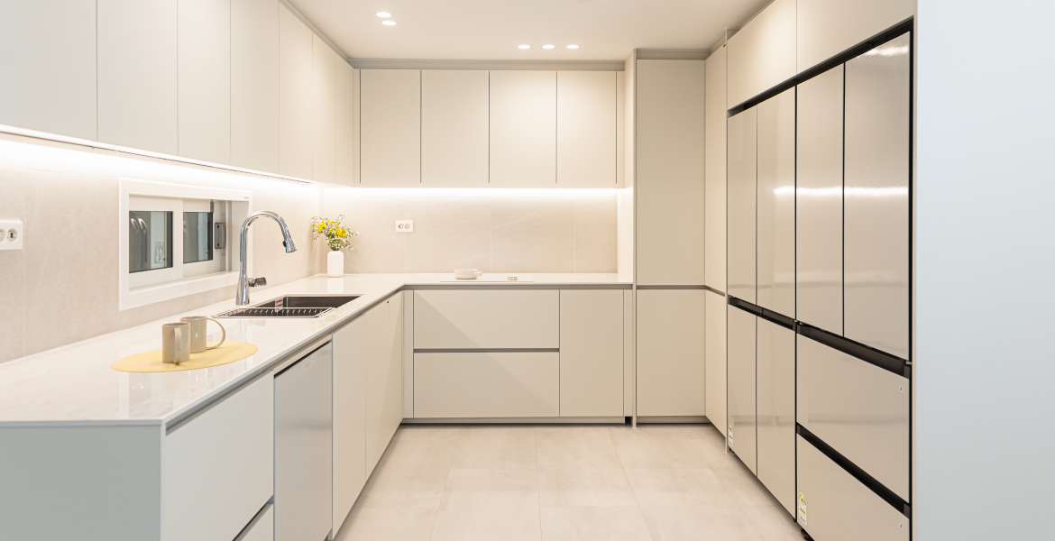 은은한 아이보리 톤의 LX Z:IN 바닥재 에디톤 스톤으로 고급스럽게 연출