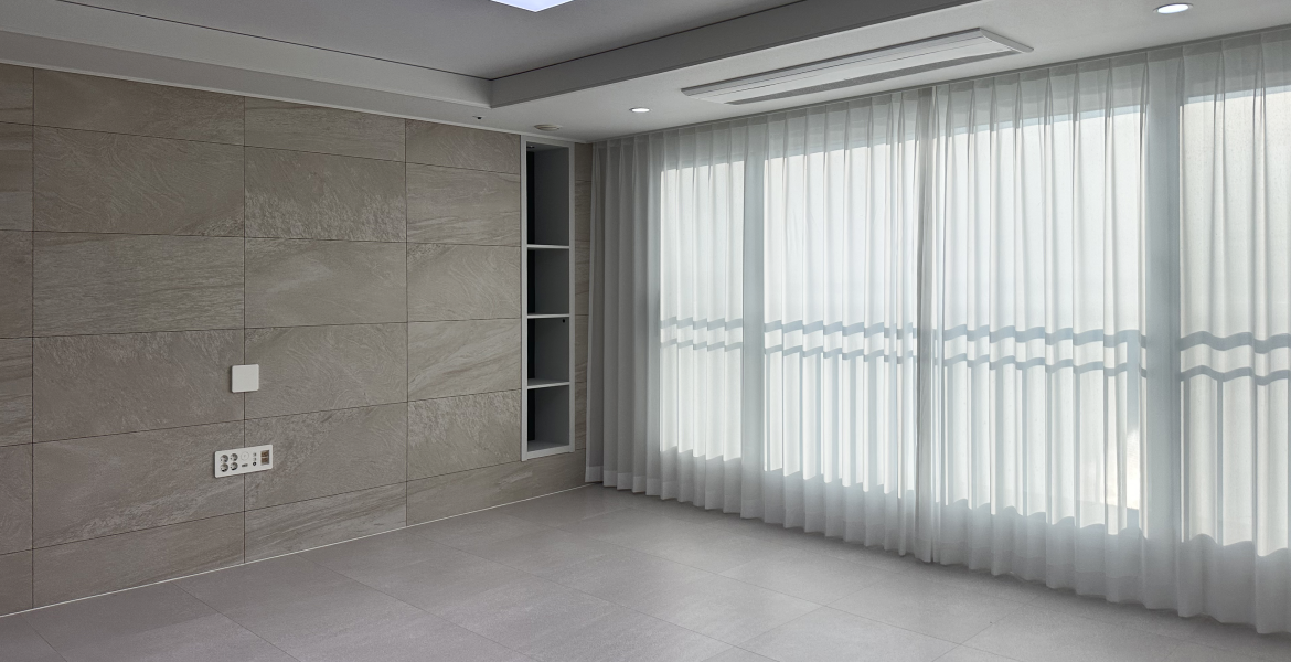 공용부는 LX Z:IN 벽지 디아망, 침실에는 실크벽지 베스트(베스띠)를 적용