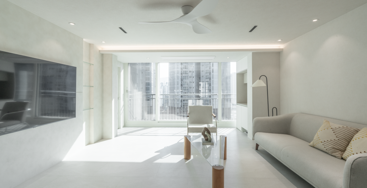 크림 톤의 LX Z:IN 실크벽지 베스트(베스띠)를 적용하여 화사한 거실 공간 완성