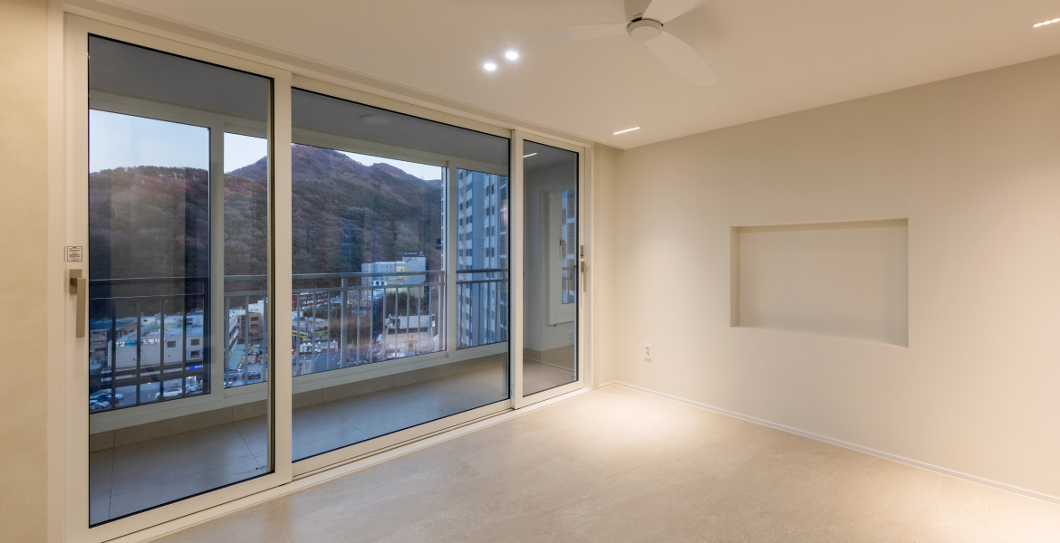 LX Z:IN 바닥재 에디톤 스톤과 벽지가 어우러져 부드럽고 차분한 분위기 연출 