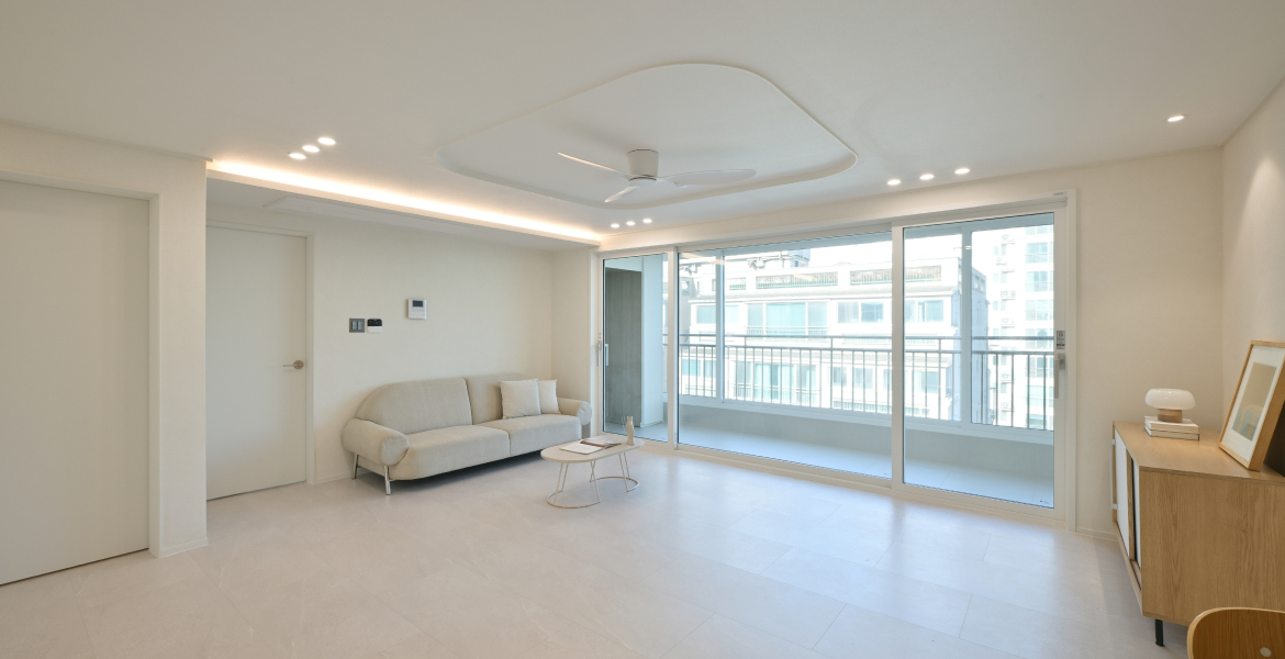 발코니 타일과 유사한 톤의 거실 바닥재를 적용해 개방감 부여