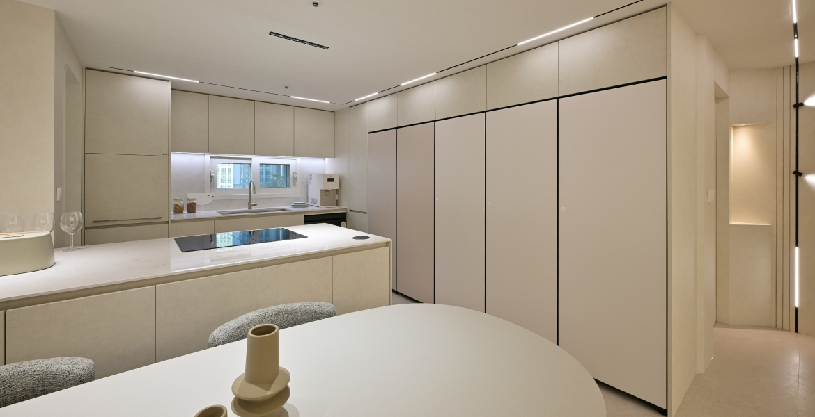 주방 벽체를 연장해 와이드한 냉장고장을 배치하고 LX Z:IN 키친 셀렉션 5 적용