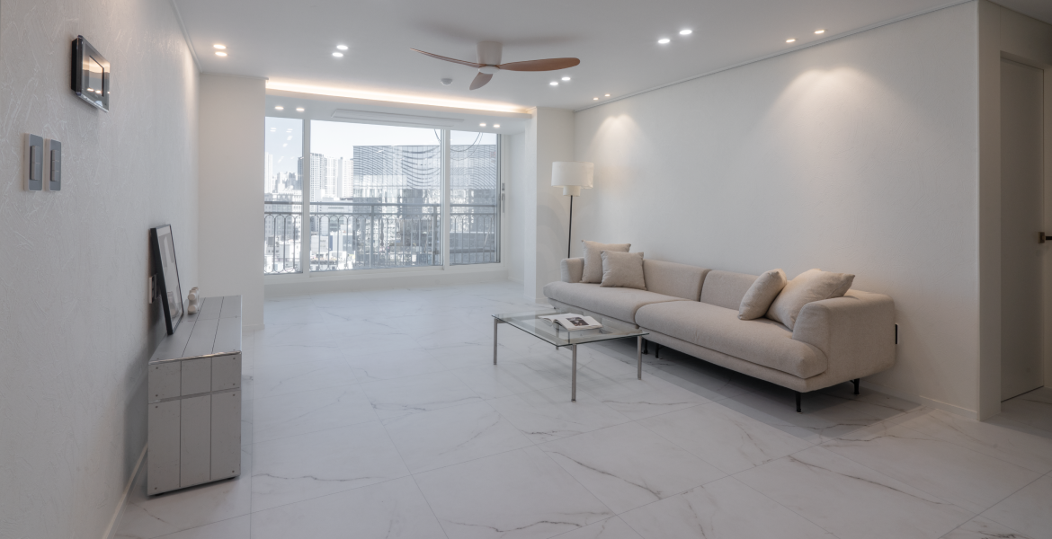 발코니 확장으로 공간 효율을 높이고, 뷰프레임을 적용해 탁 트인 전망 확보