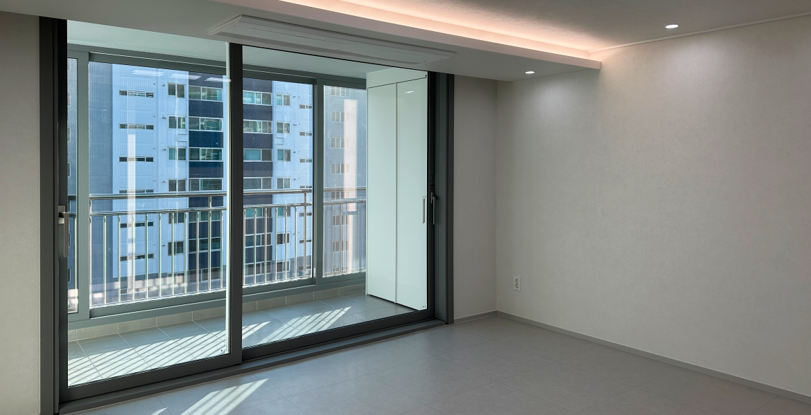 슬림한 디자인의 LX Z:IN 창호 뷰프레임과 화이트 마감재로 모던한 공간 연출