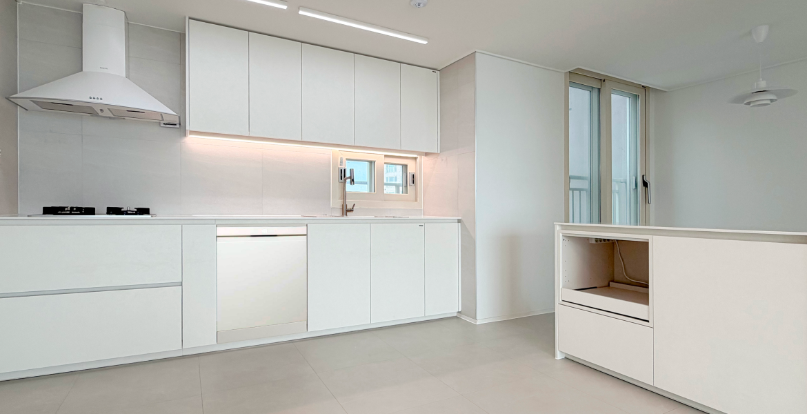 대형 스톤 패턴의 LX Z:IN 바닥재 엑스컴포트 5.0을 시공해 모던한 무드 연출