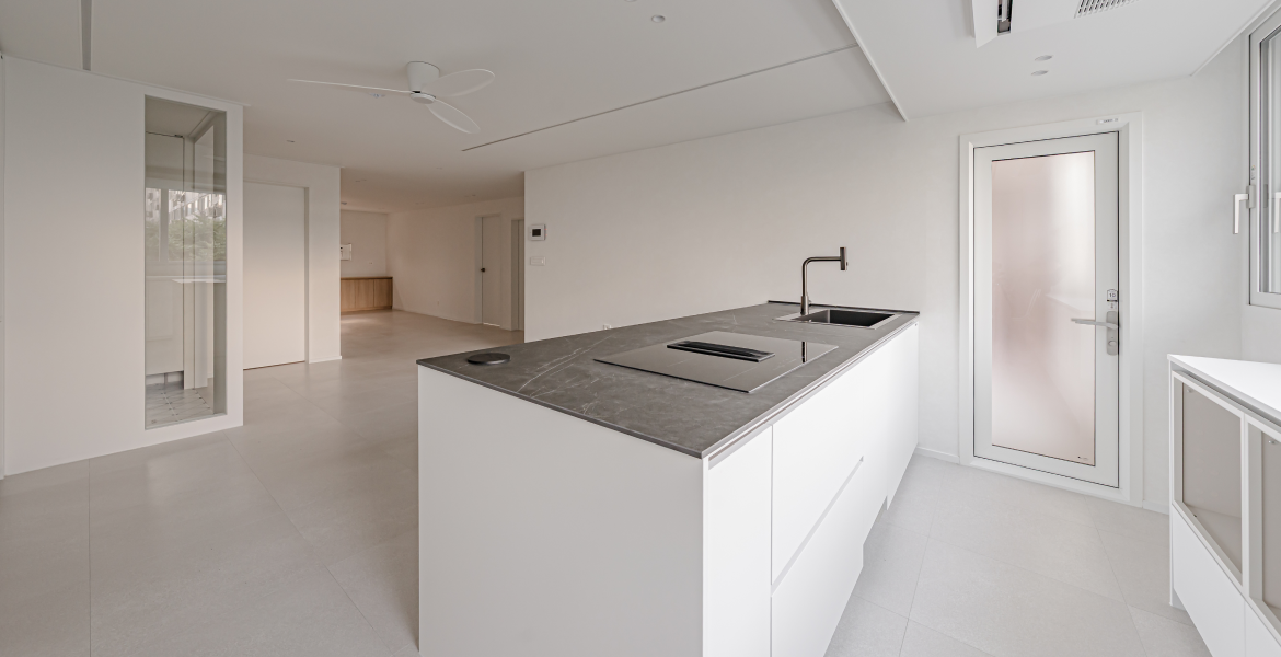 고급스러운 질감의 LX Z:IN 벽지 디아망 포티스로 미니멀하지만 깊이 있는 공간 연출 