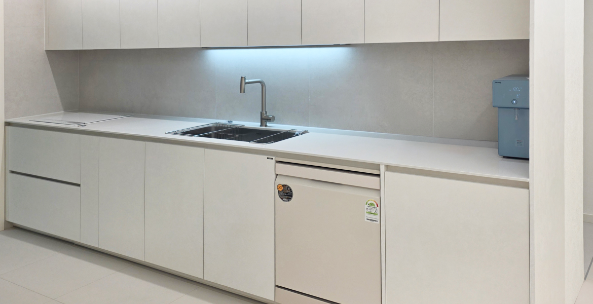 회벽 질감의 LX Z:IN 벽지 디아망과 간접조명 설계로 아늑하고 모던한 무드 연출