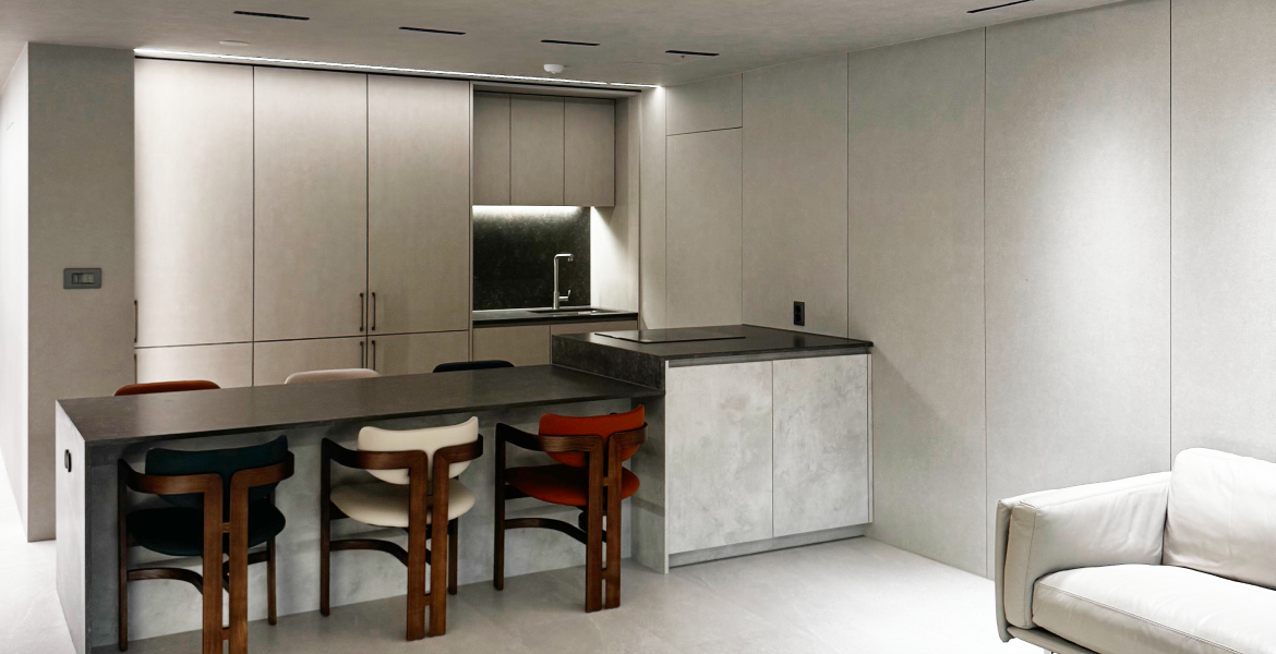 블랙 컬러의 대면형 아일랜드를 배치해 고급스러운 다이닝 공간 조성