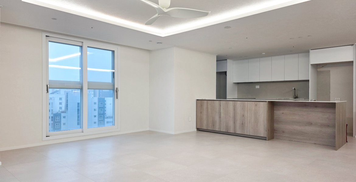 네이처 그레이지 오크 톤의 도어가 적용된 아일랜드로 내추럴한 분위기 구현