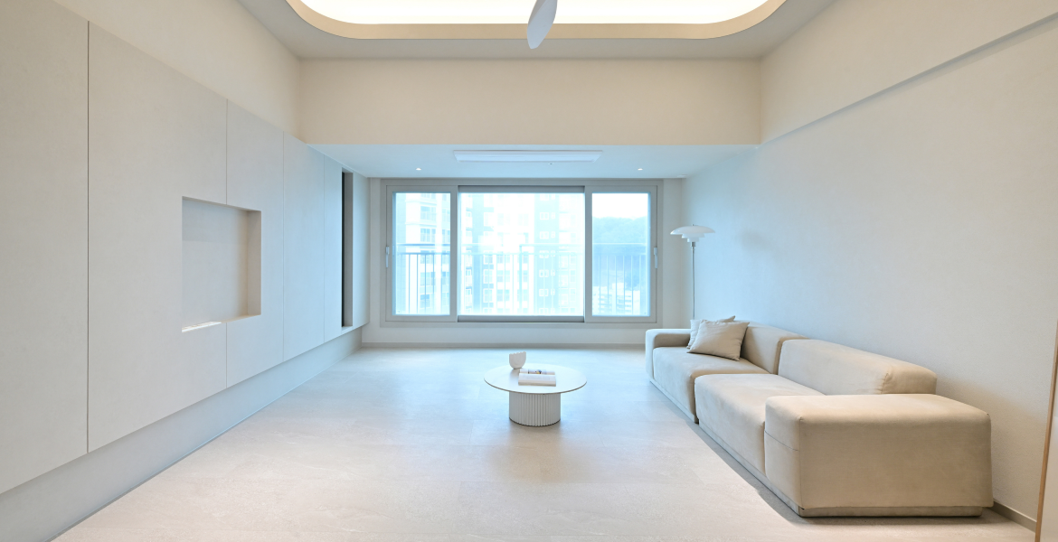 다락 입구에 히든도어를 적용해 깔끔하게 숨겨진 공간 연출