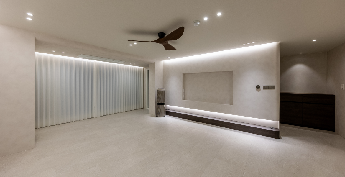 차분한 솔티 애쉬 컬러의 LX Z:IN 바닥재 에디톤 스톤으로 고급스러운 무드 연출