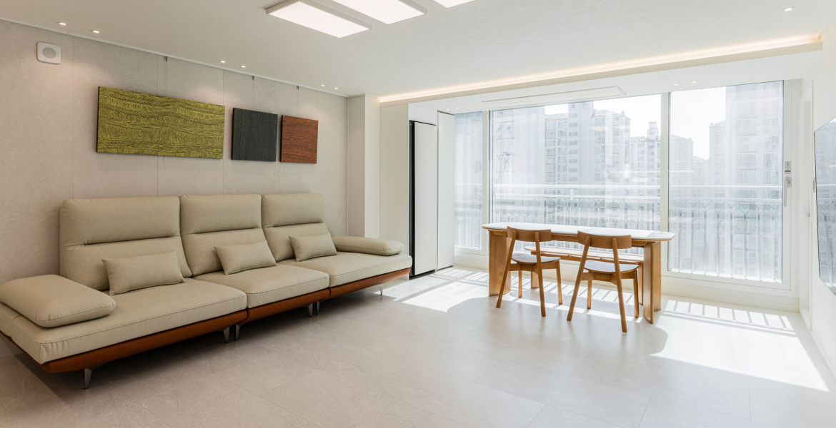 빌트인 수납 공간을 적절히 배치해 깔끔하고 실용적인 구조 설계